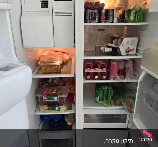 מקרר פתוח עם מדפים מלאים במוצרים שונים
